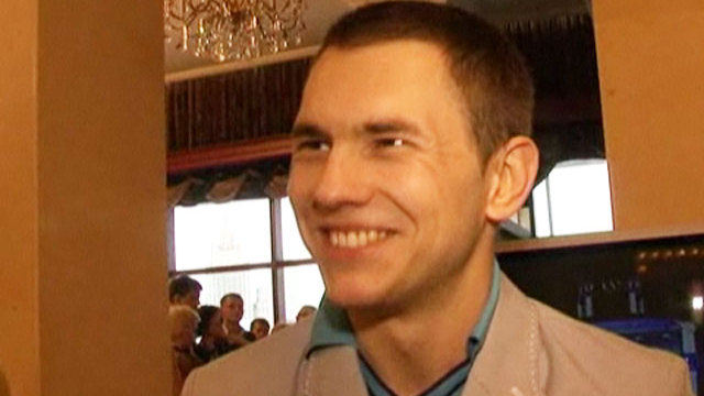 DJ Леонид Руденко рассматривает эротические картинки